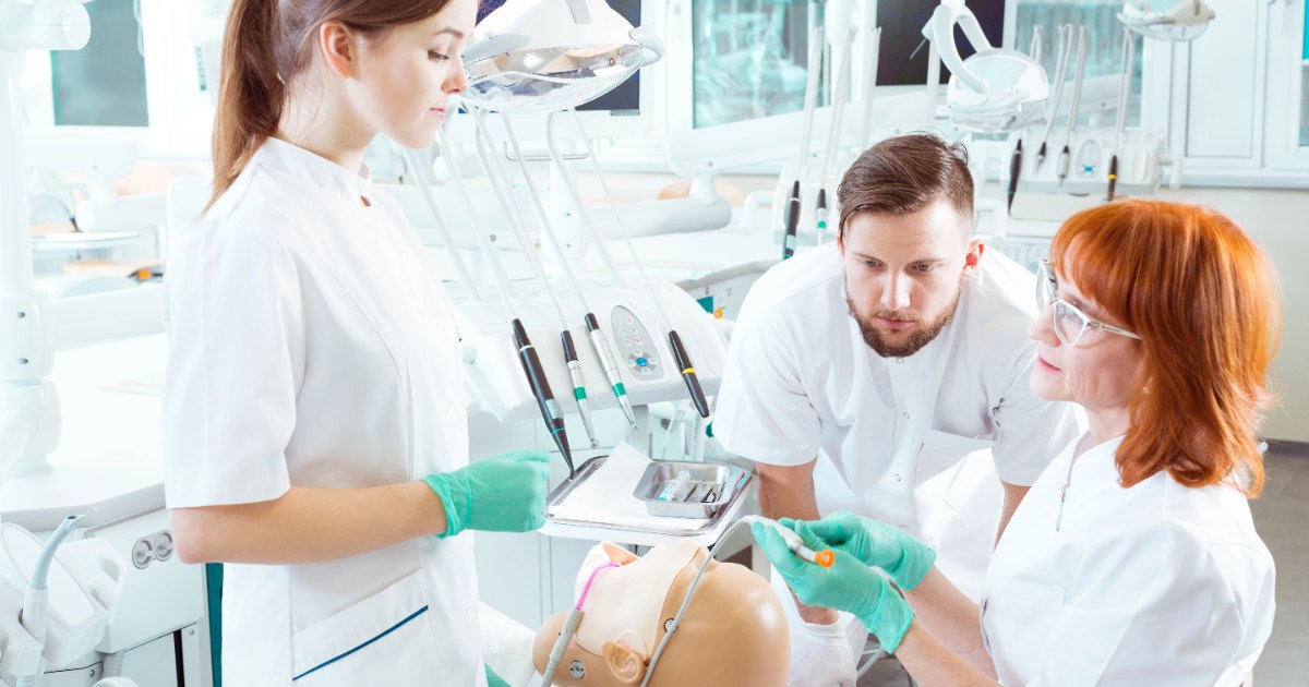 Capa do artigo: Curso de auxiliar de dentista a distância é aceito pelo CRO?