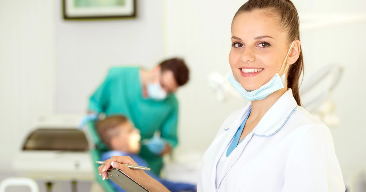Capa do artigo: Precisa de faculdade para ser auxiliar de dentista?